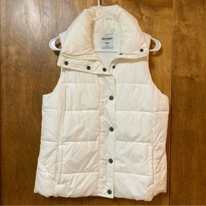 Old Navy white winter vest,size M. Excellent condition.